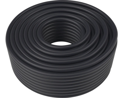 Schwarzer Bewässerungsschlauch aufgerollt