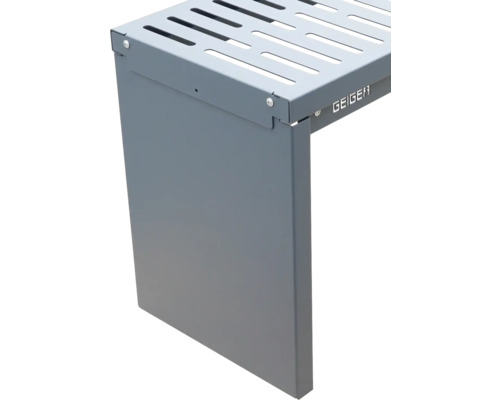 Detailansicht eines grauen Gartentisches aus Metall mit durchbrochener Tischplatte der Marke Geiger.