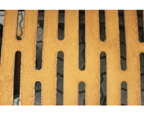 Detailaufnahme eines Holzrosts mit länglichen Öffnungen