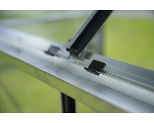 Detailansicht Gewächshaus mit Rahmen, Verglasung und Befestigungsclips