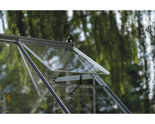 Detailansicht des offenen Dachfensters eines Gewächshauses