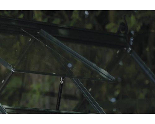 Detailansicht eines Gewächshauses mit geöffnetem Fenster zur Belüftung.