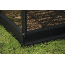 Detailansicht des Fundaments eines Gewächshauses mit Aluminiumrahmen auf Gras