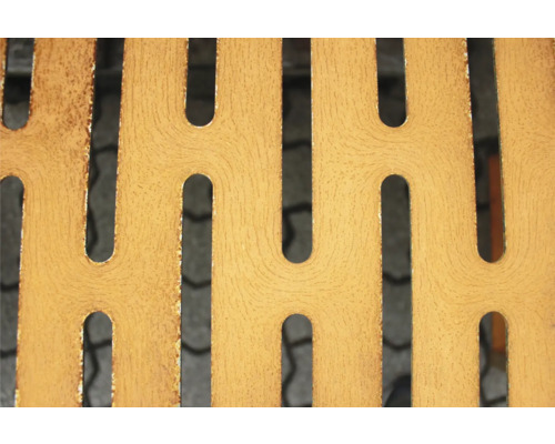 Gros plan d'une plaque de métal perforée