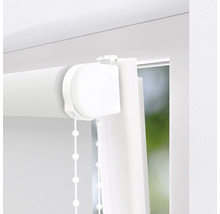 Detailansicht einer weissen Rollos mit Kettenzug am Fenster