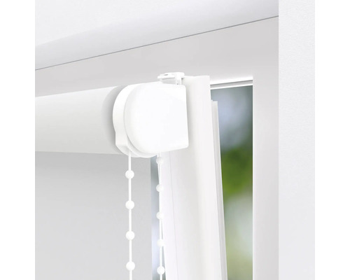 Detailansicht einer weissen Rollos mit Kettenzug am Fenster