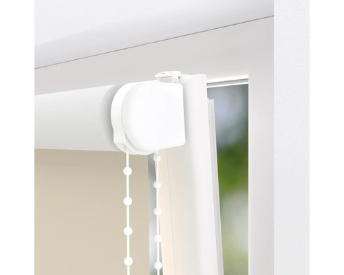 Detailansicht eines Rollos mit Kettenzug am Fenster.