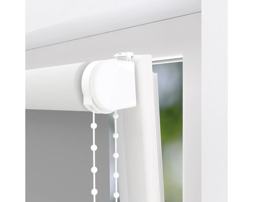 Detailansicht einer weissen Rollos mit Zugschnur zur Fensterdekoration