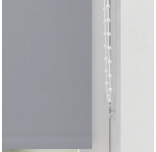 Graues Rollo mit Bedienkette am Fenster