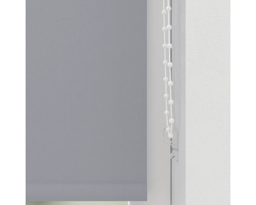 Graues Rollo mit Bedienkette am Fenster