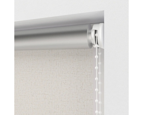 Detailansicht eines Rollos mit Bedienkette an einer Wand