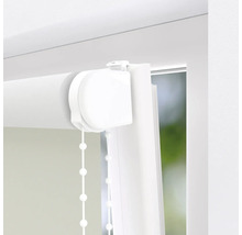 Detailansicht einer weissen Rollos mit Kettenzug in einem Fensterrahmen.