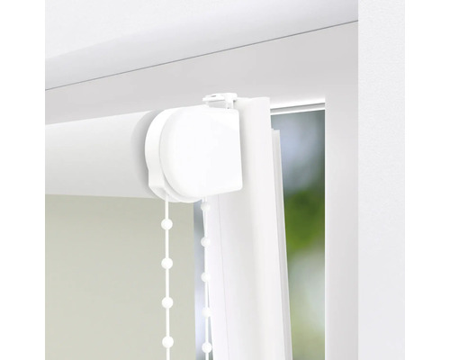 Detailansicht einer weissen Rollos mit Kettenzug in einem Fensterrahmen.