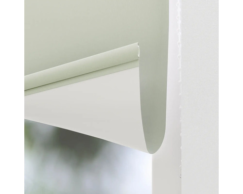 Detailansicht eines Rollos am Fenster