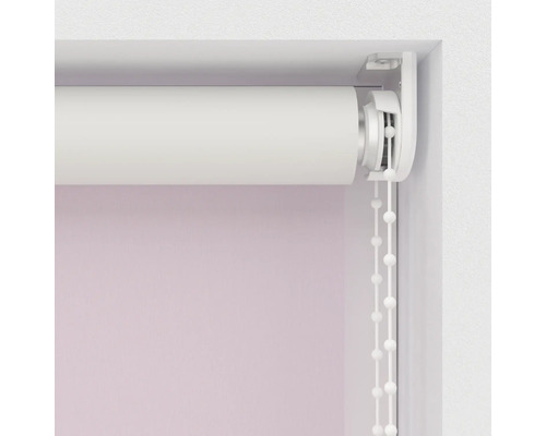 Detailansicht eines Rollos mit Kettenzug zur Fensterdekoration