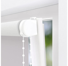 Detailansicht einer weissen Rolljalousie mit Kettenzug am Fenster