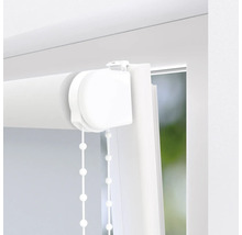 Detailansicht eines weißen Rollos am Fenster