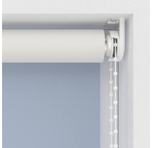 Detailansicht eines Rollos mit Kettenzug am Fenster