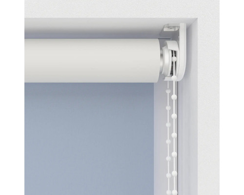 Detailansicht eines Rollos mit Kettenzug am Fenster