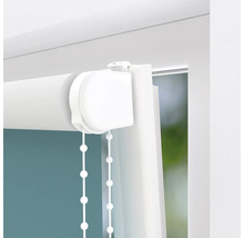 Detailansicht eines weissen Rollos mit Kettenzug am Fenster.
