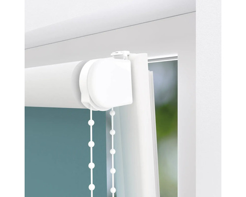 Detailansicht eines weissen Rollos mit Kettenzug am Fenster.