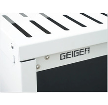 Vue détaillée d'une armoire serveur avec l'inscription Geiger.