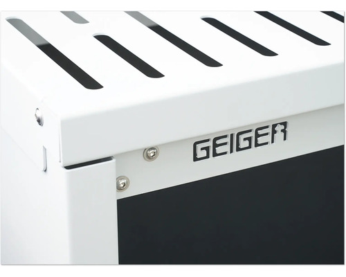 Vue détaillée d'une armoire serveur avec l'inscription Geiger.