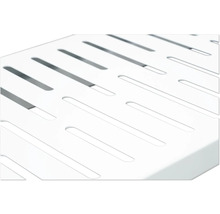 Vue détaillée d'une étagère avec des fentes