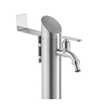 Gartenzapfstelle aus Edelstahl mit Wasserhahn und Ablage