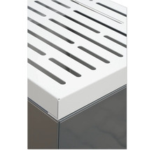 Vue détaillée d'un couvercle blanc perforé