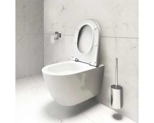 WC suspendu avec couvercle de toilette ouvert, porte-papier hygiénique et brosse de toilette dans la salle de bain