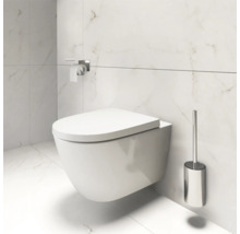 WC suspendu avec brosse de toilette et porte-papier hygiénique dans la salle de bain