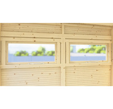 Vue intérieure d'un mur en bois avec deux fenêtres