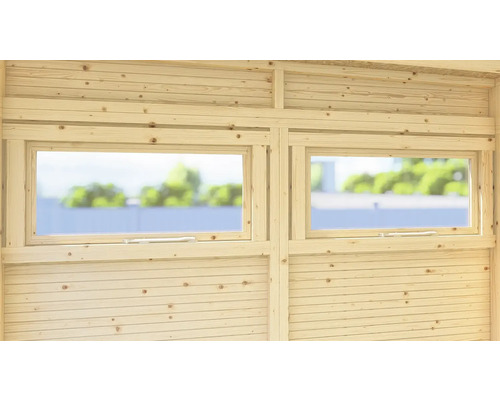 Vue intérieure d'un mur en bois avec deux fenêtres