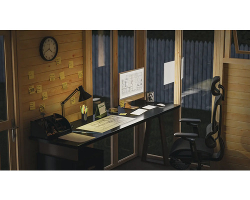 Büroarbeitsplatz mit Schreibtisch, Bürostuhl und Computer in einem hölzernen Gartenhaus