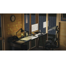 Büroarbeitsplatz in einem Gartenhaus mit Schreibtisch, Bürostuhl, Computer, Lampe und Wanduhr