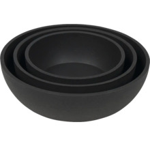 Drei schwarze Pflanzschalen aus Kunststoff ineinander gestapelt