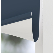 Detailansicht einer blau-weissen Fensterrollos mit Kettenzug