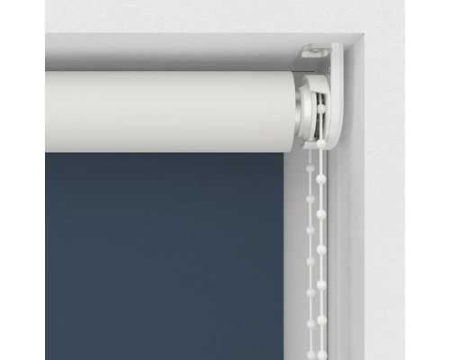 Detailansicht eines Rollos mit Kettenzug zur Fensterdekoration