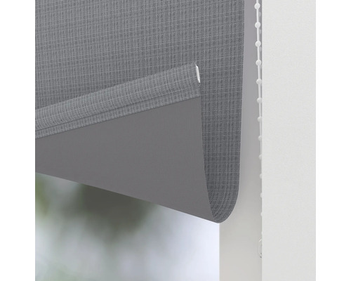 Graues Rollo mit Kettenzug zur Fensterdekoration