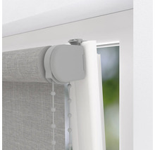 Detailansicht eines grauen Rollos mit Kettenzug am Fenster