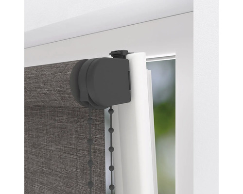 Detailansicht einer Seitenzug-Rollos am Fenster