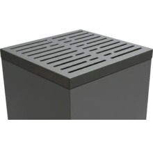 Aufsicht eines Entwässerungsschachts mit Gitterabdeckung