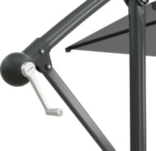 Vue détaillée d'un parasol avec mécanisme à manivelle et logo Soluna