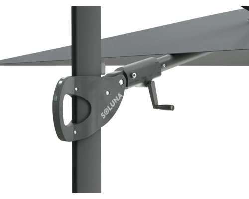 Vue détaillée d'un parasol avec mécanisme à manivelle et logo Soluna.