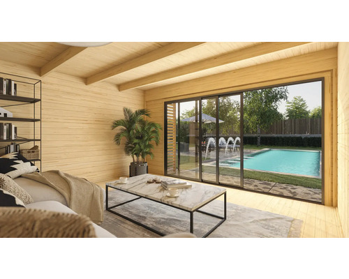 Intérieur d'une maison en bois avec coin salon et vue sur la piscine dans le jardin