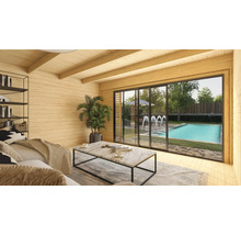 Espace de vie avec lambris en bois, canapé et vue sur une piscine