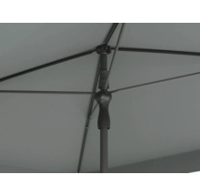 Vue détaillée du dessous d'un parasol avec baleines et mât