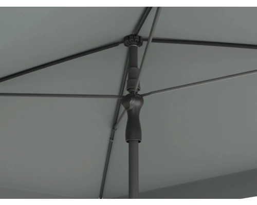 Vue détaillée du dessous d'un parasol avec baleines et mât