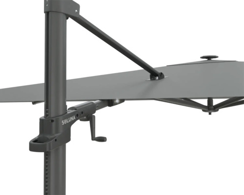 Detailansicht eines Sonnenschirms mit Kurbelmechanismus und Soluna Logo